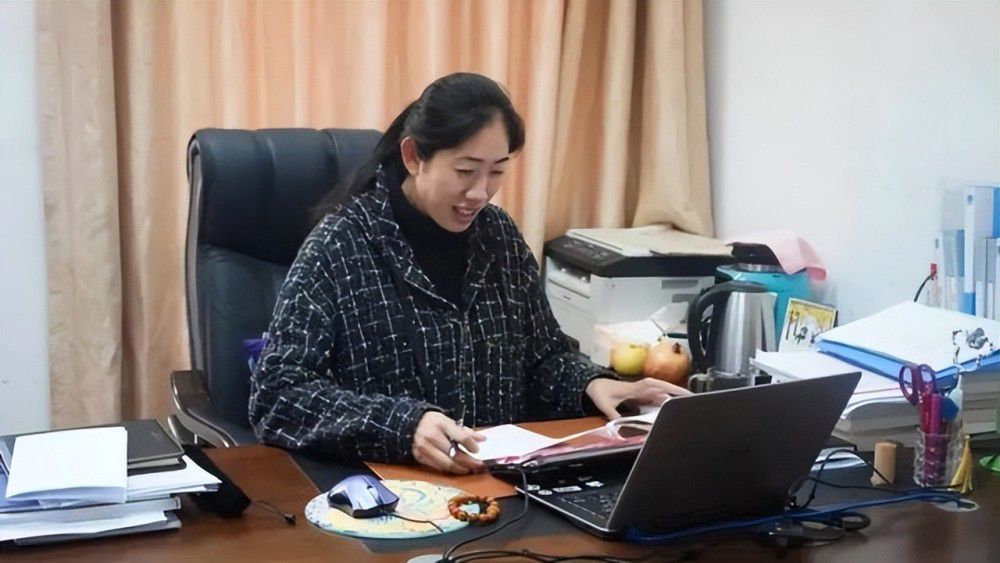 说完又补充一句：不过已经分居了。